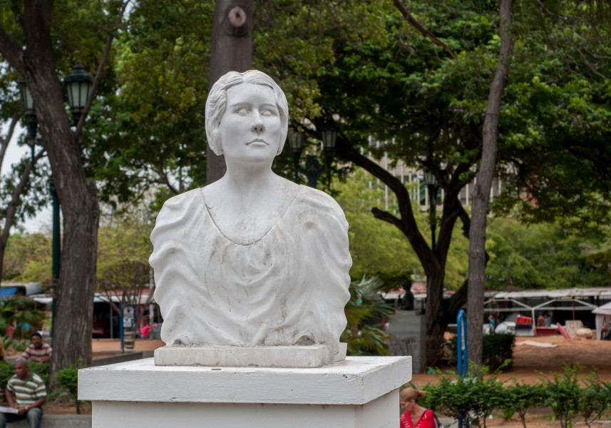 Busto de Graciela Rincón Calcaño 2
