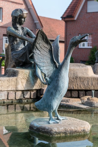 Dülmen, Hausdülmen, Brunnen auf dem Dorfplatz -- 2018 -- 0057