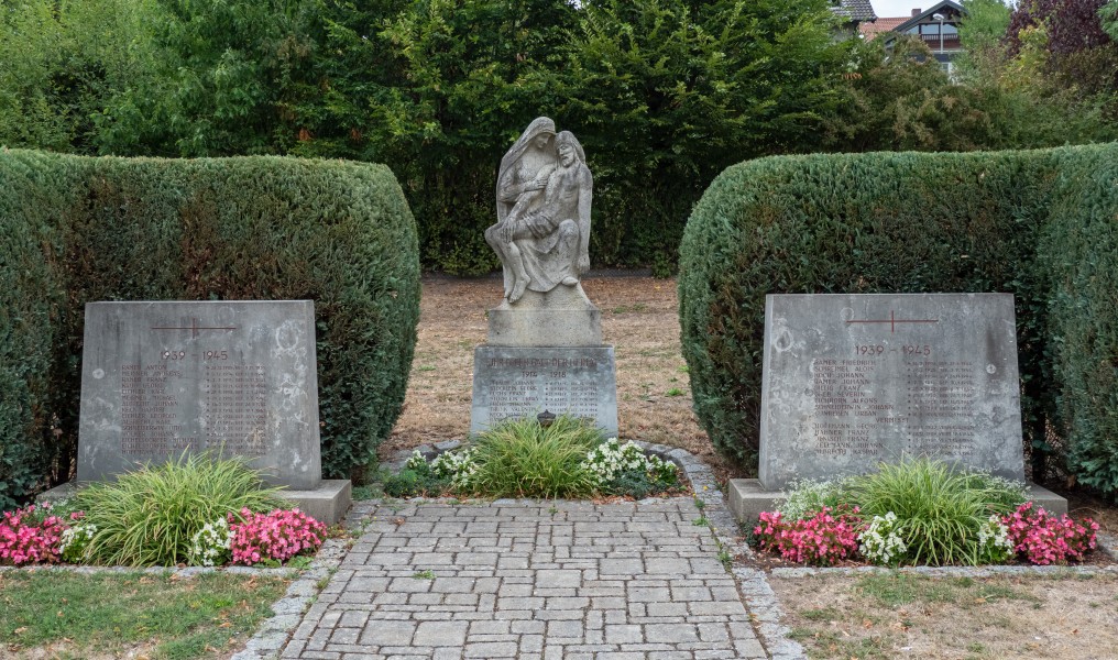 Dörfleins Kriegerdenkmal P9020137