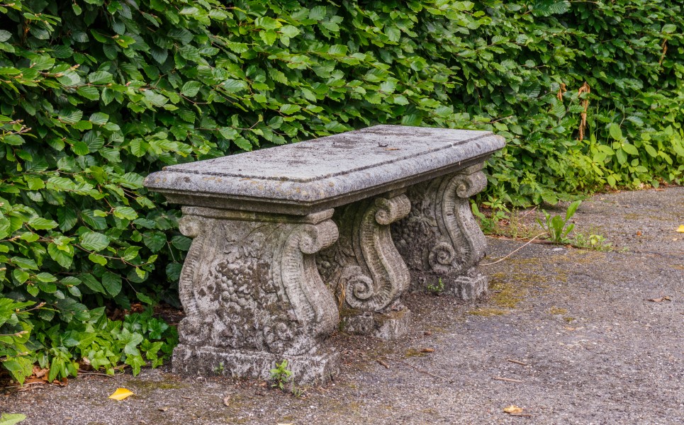 Decoratief bankje stenen. Locatie Hortus Haren