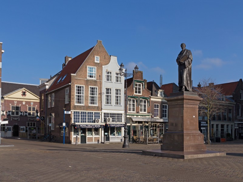 Delft standbeeld Hugo de Groot op de Markt foto3 2016-03-13 10.08