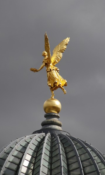 Der goldene Engel auf der 'Zitronenpresse' (Glaskuppel der Hochschulde für bildende Künste) in Dresden 01