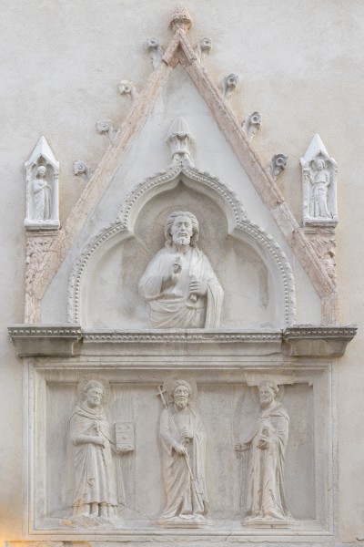 Edicola gotica con Cristo e santi in Via Garibaldi a Venezia