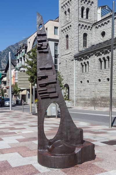 Escultura ante a igrexa parroquial de Sant Pere Màrtir. Escaldes-Engordany. Andorra 56