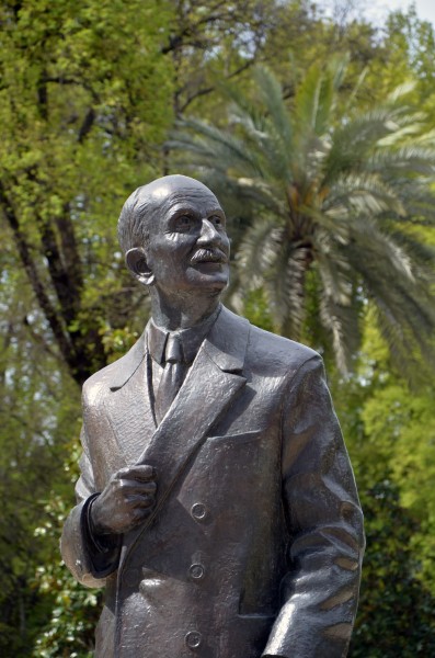 Estatua Aníbal González 2