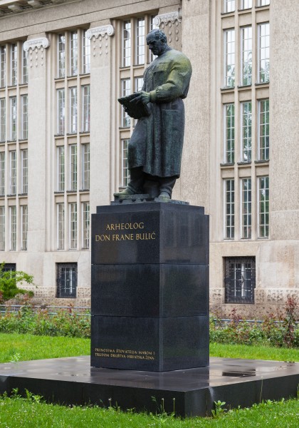 Estatua de Frane Bulic frente al Archivo Nacional, Zagreb, Croacia, 2014-04-20, DD 01