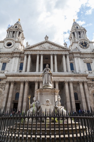 Estatua de la Reina Ana, Catedral de San Pablo, Londres, Inglaterra, 2014-08-11, DD 132