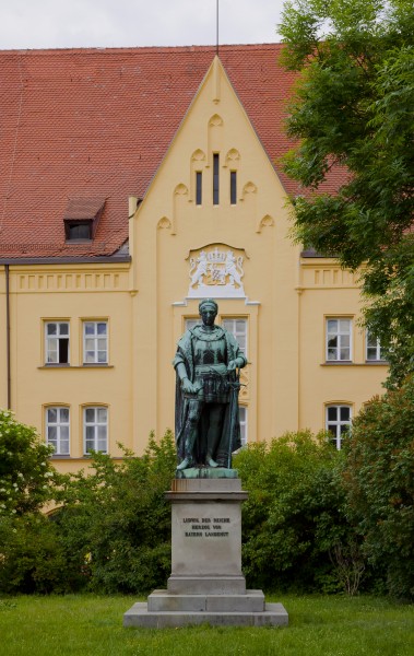 Estatua de Luis IX, Duque de Baviera, Dreifaltigkeitsplatz, Landshut, Alemania, 2012-05-27, DD 01