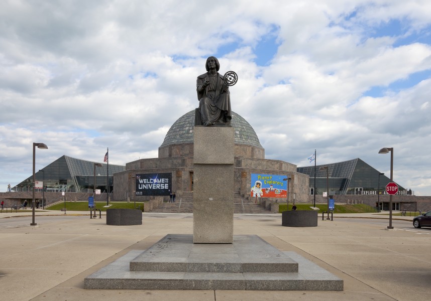 Estatua de Nicolás Copérnico junto al Planetario Adler, Chicago, Illinois, Estados Unidos, 2012-10-20, DD 01