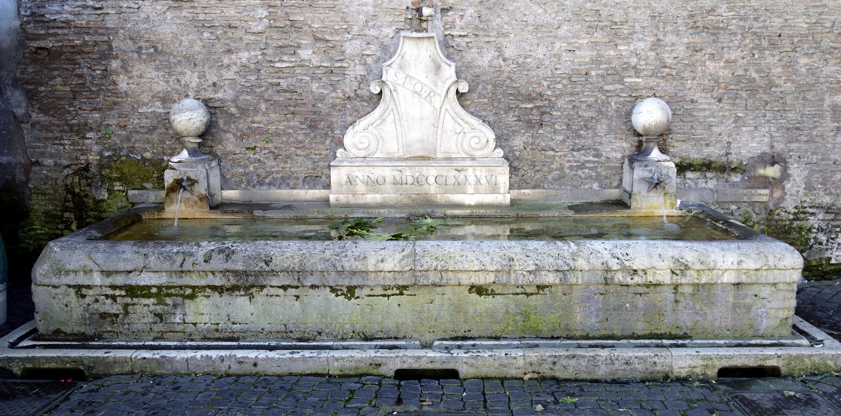 Fontaine near Porta del Popolo