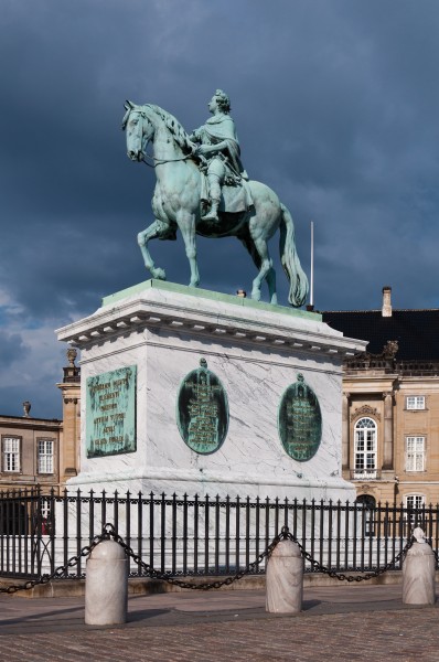 Frederik V statue in Amalienborg Palace Copenhagen 2014 01