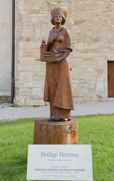 Gurk Domplatz 1 Holzstatue Heilige Hemma von Gurk vor dem Dom 11102016 4879