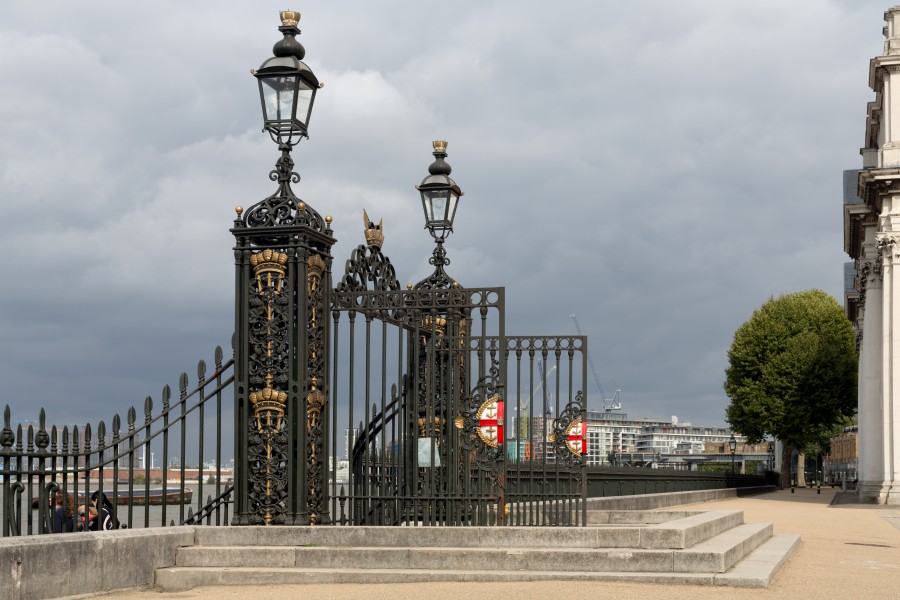 HE1078922 Gates And Railings Along North Boundary Of Royal Naval College (2)