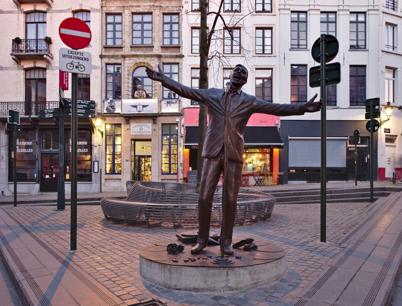 Jacques Brel memorial bronze statue by Tom Frantzen on place de la Vieille Halle aux Blés during the evening civil twilight in Brussels, Belgium (DSCF4319)