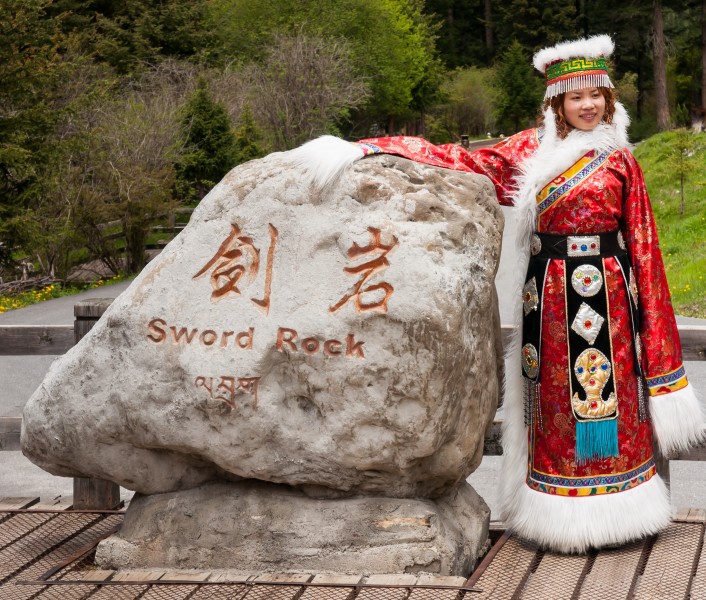 Jiuzhaigou Sichuan China Woman-in-traditional-costume-01