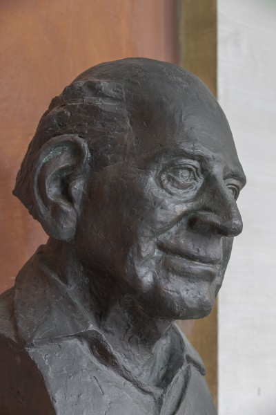Karl Popper (1902-1994), Nr. 104 bust (bronce) in the Arkadenhof of the University of Vienna-2486