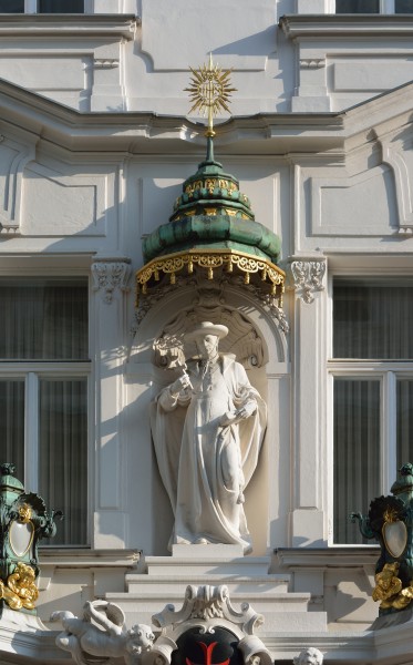 Kreuzherrenhof Statue ueber Eingang DSC 8905w