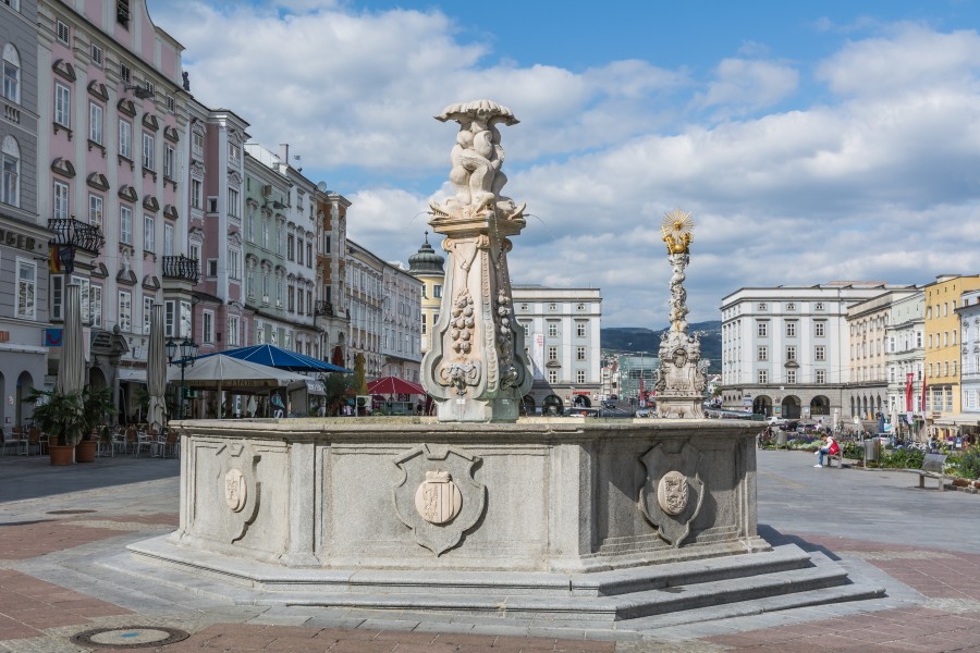 LinzHauptplatz Neptunbrunnen 09 2015