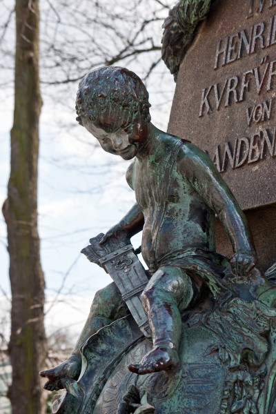 Moers, Statue Luise Henriette von Oranien, 2012-04 CN-02