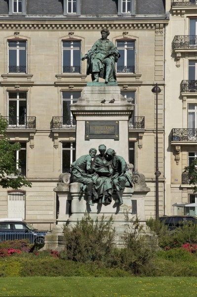 Monument Alexandre Dumas Doré Place Catroux Paris
