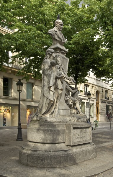 Monument Auguste Comte place Sorbonne Paris