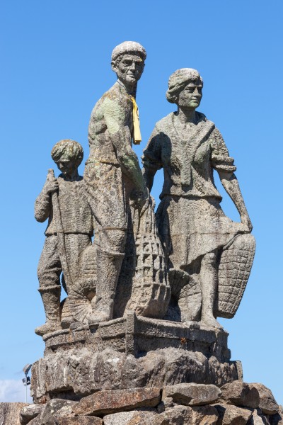 Monumento á Familia Mariscadora. O Grove. Alfonso Vilar Lamelas 1972 GR15