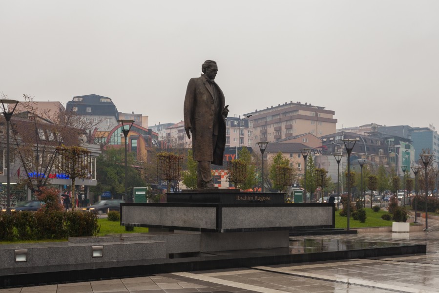 Monumento a Ibrahim Rugova, Pristina, Kosovo, 2014-04-15, DD 06