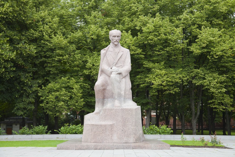 Monumento a Rainis en Esplānade, Riga, Letonia, 2012-08-07, DD 01