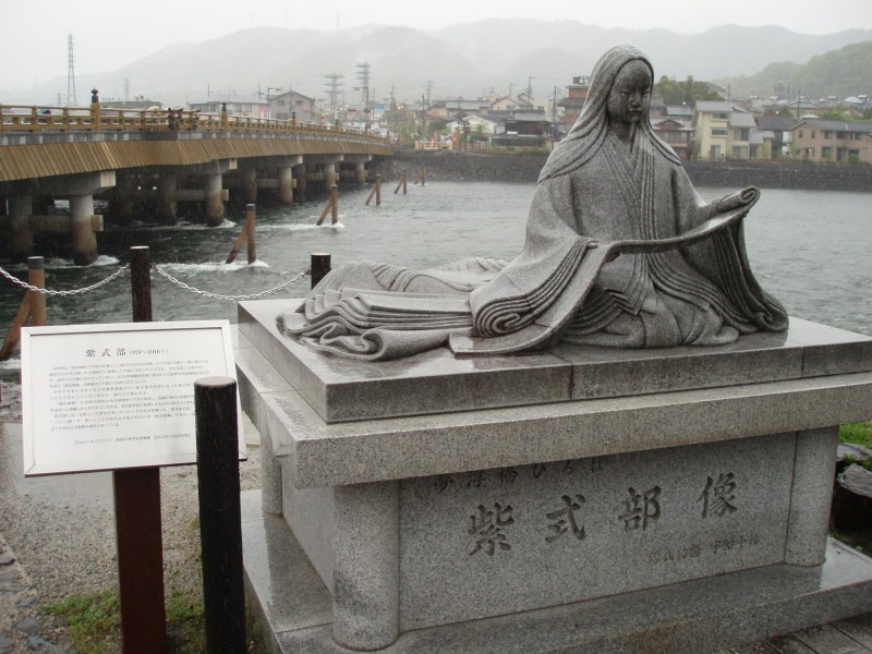 Murasakishikibu-statue
