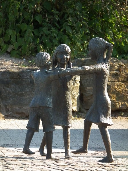 Nußloch Bronzeskulptur Ringelreihen
