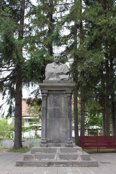 Նա