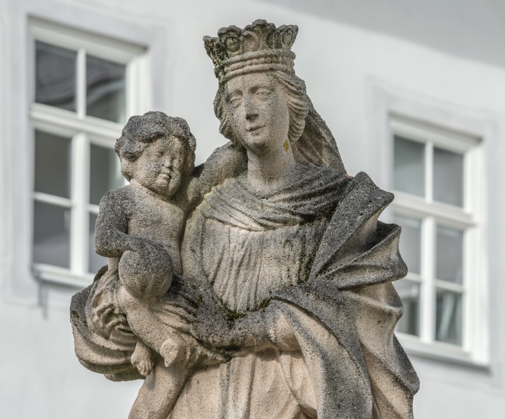 Ossiach 1 Stifthof Statue Madonna mit Kind Ausschnitt 06102016 4562