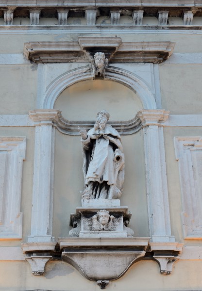 Palazzo Zattere dettaglio Statua a Venezia
