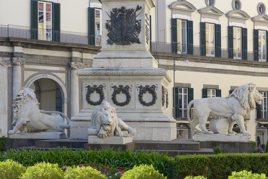 Piazza dei Martiri base monumento Napoli