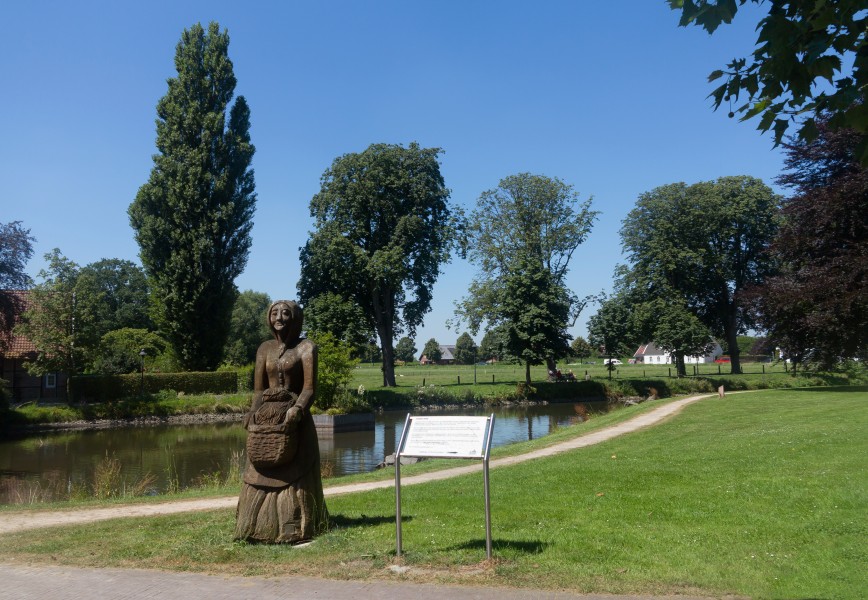 Raesfeld, sculptuur Kappes Anna positie1 foto4 2016-07-19 13.19