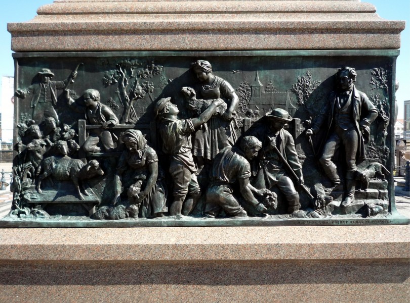 Schinkelplatz Denkmal Thaer Sockelrelief 2