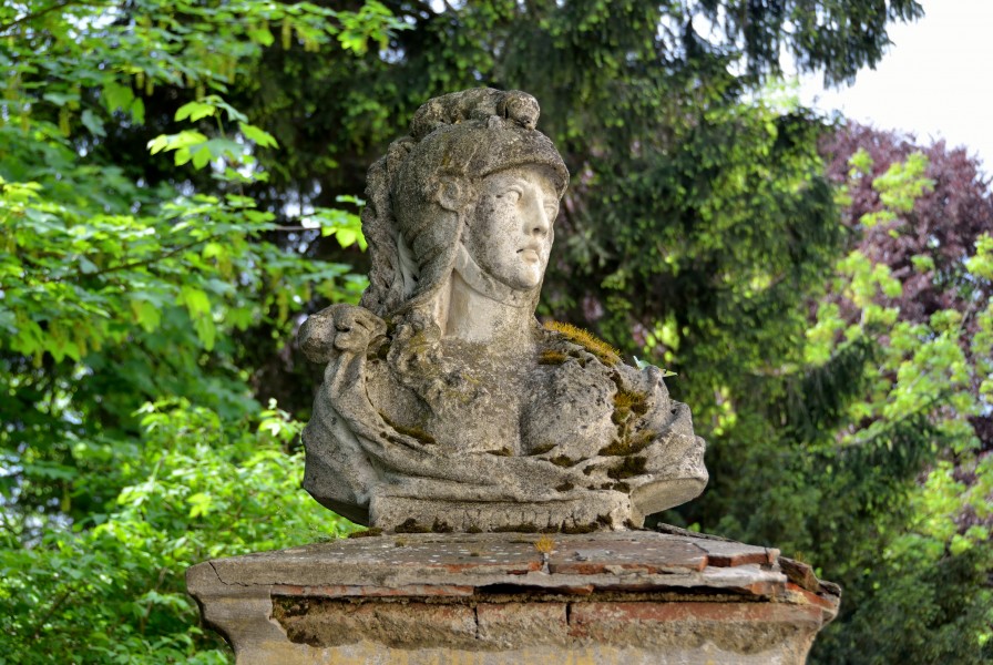 Schloss Heiligenkreuz, Gutenbrunn - female bust