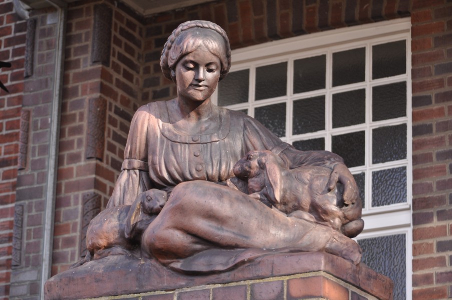 Schule Genslerstraße (Hamburg-Barmbek-Nord).Mädchenfigur.ajb