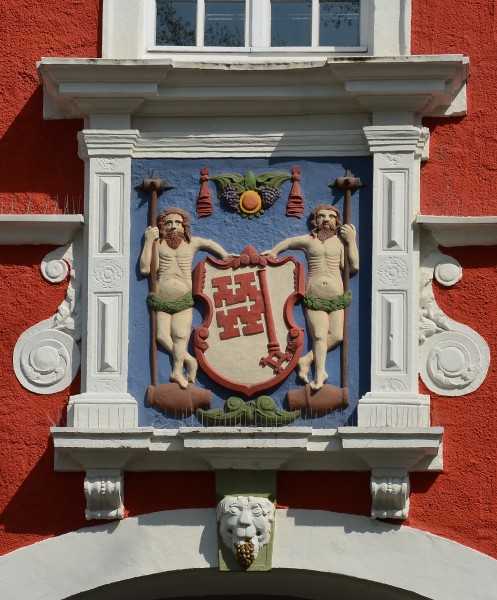 Soest, Rathaus, Über dem mittleren Torbogen das Stadtwappen von Soest