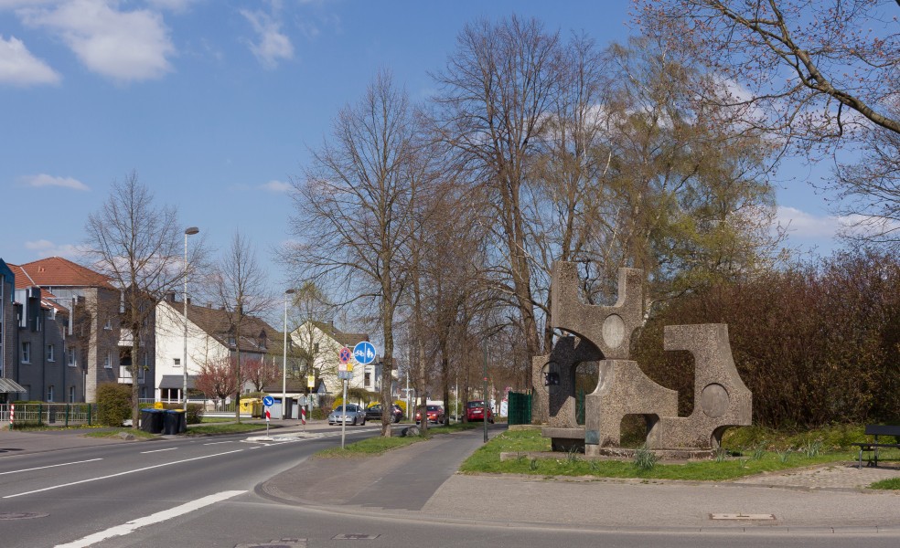 Solingen, sculptuur Eichenstrasse - Unnersbergerallee foto5 2015-04-18 15.27