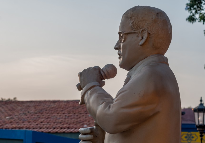 Statue in honor of Ricardo Aguirre