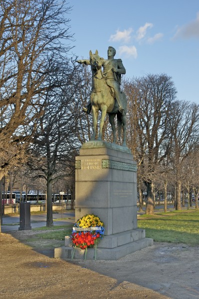 Statue Simon Bolivar Paris soir