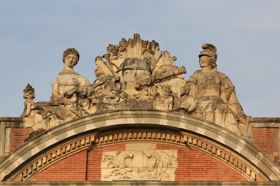 Statue sur le fronton du Capitole de Toulouse (5)