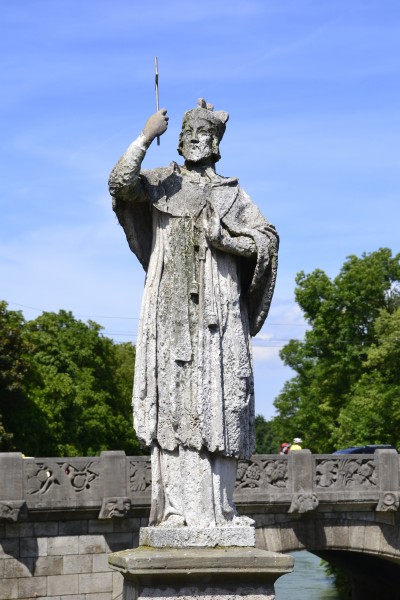 Steinfigur des hl. Johannes von Nepomuk a.d. Praterwehrbrücke