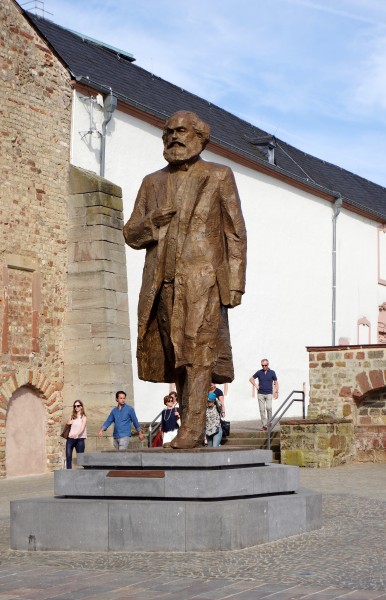 Trier Karl Marx Statue BW 2018-05-12 16-41-31