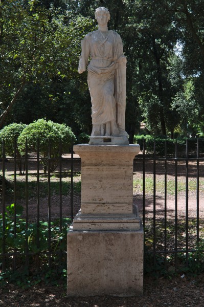 Viale Pietro Canonica statue