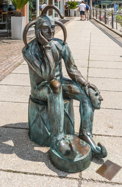 Villach Innenstadt Bahnhofstraße Stadtbrücke Bronzeskulptur Harlekin 03072018 3838