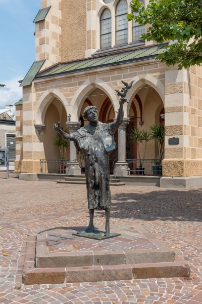 Villach Innenstadt Nikolaiplatz Franziskus-Skulptur vor der Nikolai-Kirche 03072018 3834