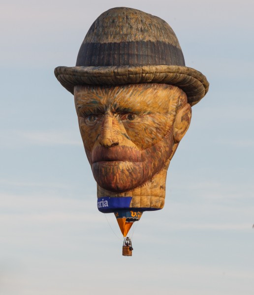 Vincent van Gogh op de Jaarlijkse Friese ballonfeesten in Joure 01