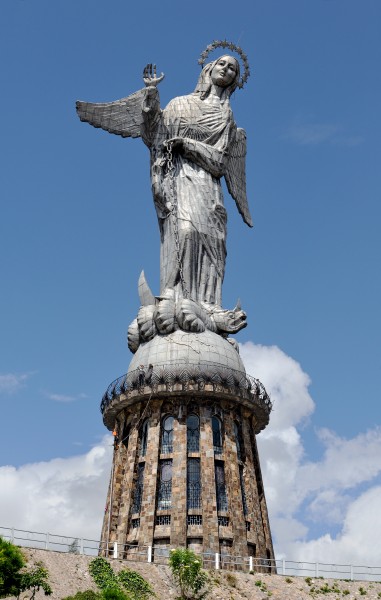 Virgen de Quito 02